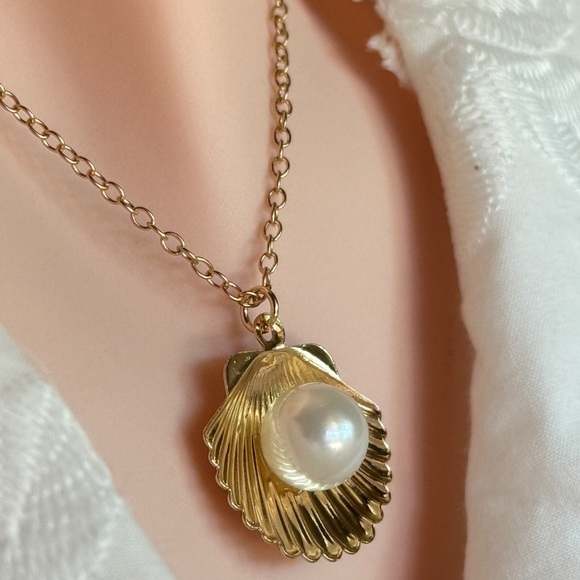 Casual Gold Tone Seashell Necklace with Pearl - Picture 3 of 5
